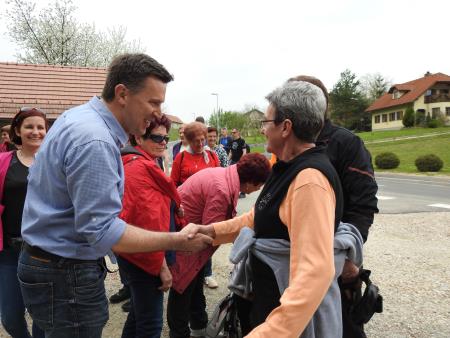 Pohod po novozgrajenih pločnikih 65